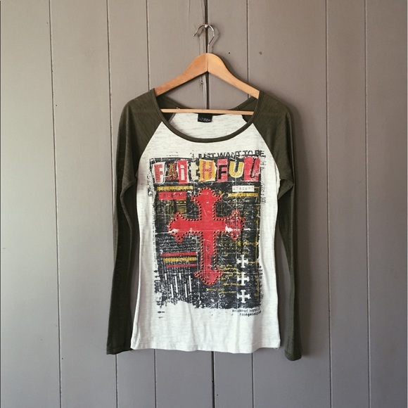 Buckle Tops - 🌙 Buckle Graphic Faithful Cross Raglan Tee